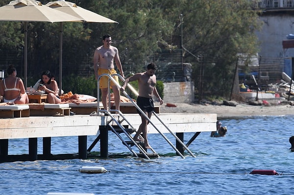 Şimdilerde dinlenme moduna geçen Alp Navruz, tatil sezonunu Bodrum’da açtı.
