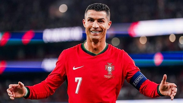 En çok takipçiye sahip ünlü ise sahne ya da sinema dünyasından değil; 662 milyon takipçisiyle futbolcu Cristiano Ronaldo.