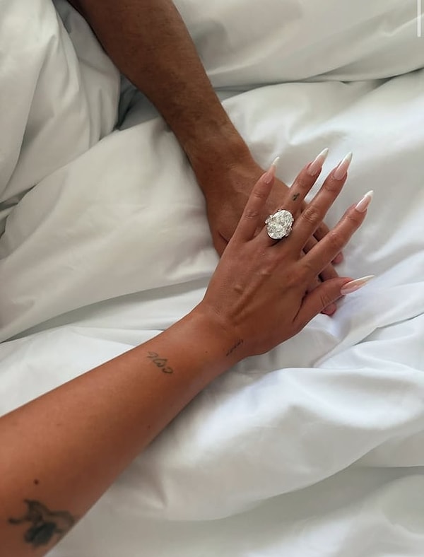 Ronaldo, Georgina’ya devasa bir pırlanta yüzükle evlenme teklif etti.