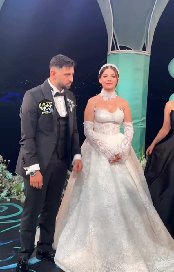 Geline cam kutularda taşınan “servet değerinde” altın takılar adeta göz doldururken ihtişamlı gelinlik ve düğün mekanı da kısa sürede dikkat çekti.