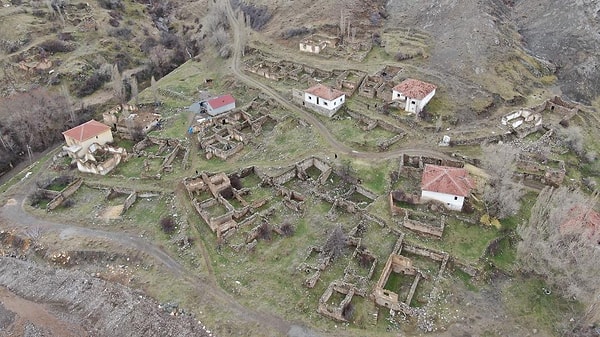 Sivas'ın Şarkışla ilçesine bağlı Kışla köyü, 15 yıl önce cinlerin köye yerleştiği söylentilerinin ardından terk edildi.