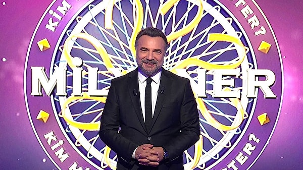 Sunuculuğunu Oktay Kaynarca'nın üstlendiği fenomen yarışma programı Kim Milyoner Olmak İster sosyal medyanın gündeminde.