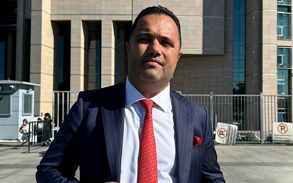 Avukat Rezan Epözdemir, İstanbul Cumhuriyet Savcılığı'nın yürüttüğü iki ayrı soruşturma kapsamında; "Rüşvet vermek", "Siyasi-askeri casusluk" ve "FETÖ/PDY'ye yardım" suçlamasıyla gözaltına alınmıştı.