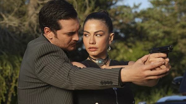 Kanal D’nin popüler dizisi Eşref Rüya’da “Serdar Amir” karakterine hayat veren usta oyuncu Umut Karadağ, hem rolünü hem de setin atmosferini anlattı.