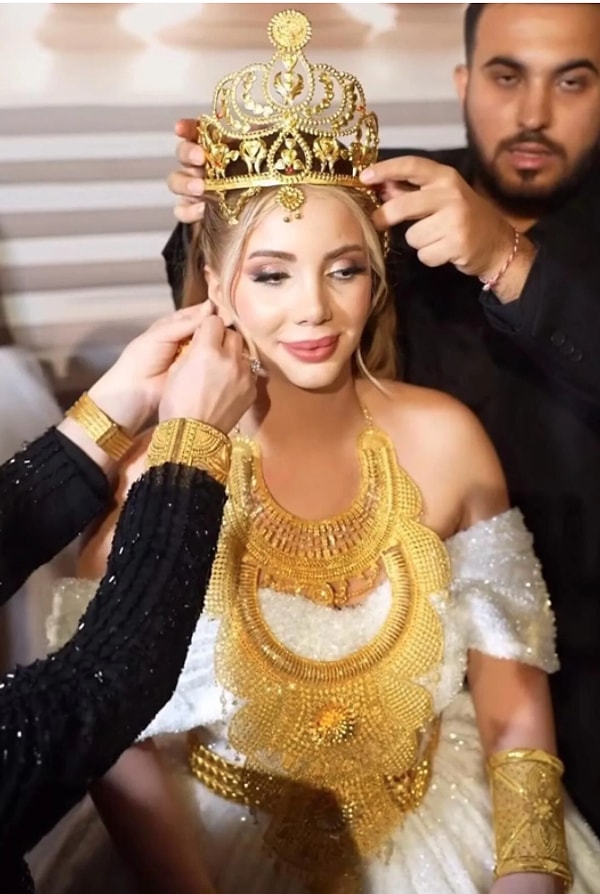 4 ay önce iş insanı Fatih Erdem ile evlenen sosyal medya fenomeni Aleyna Dalveren Instagram hesabından eşinin soy isim sildi ve eşi ile olan bütün fotoğrafları kaldırdı.
