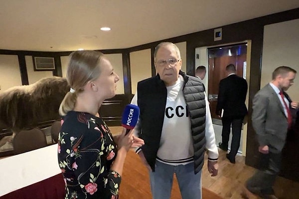 Rusya Dışişleri Bakanı Lavrov, SSCB tişörtü giydi.