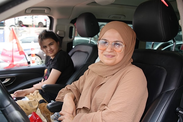 "Biz orada dışarıda yiyip içmiyoruz, gezmiyoruz."