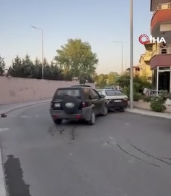 Eşiyle kol kola eve girdiler.