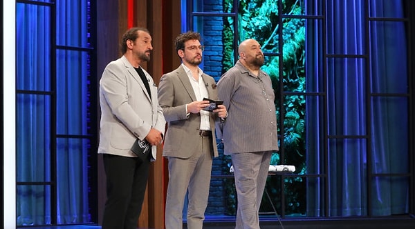 MasterChef Türkiye’de yarışmacılar, kırmızı ve mavi takım mücadelesinin ardından bireysel performanslarıyla 7. eleme adayı olmamak için kıyasıya yarıştı.