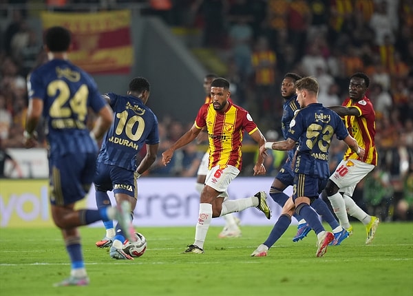 Göztepe'nin kendi evinde, Fenerbahçe'nin ligdeki ilk maçında tribünler tamamen doluydu.