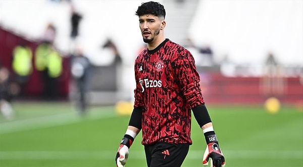Manchester United'da istediği süreyi alamayan Altay bu kez sezonu açan kaleci oldu.