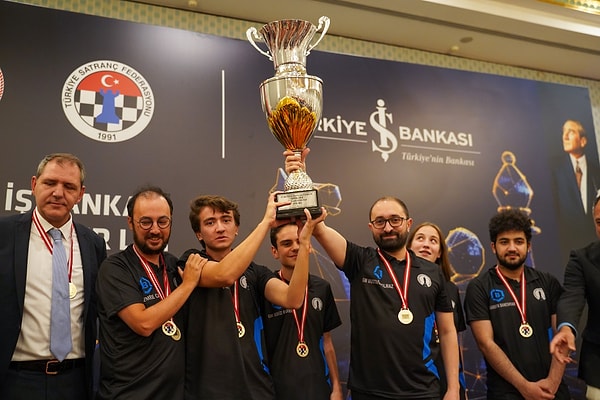 Satrançta doğru açılış hamlesi, oyunun devamında planları, oyunun kaderini belirleyebilir. Ustaların yıllarca çalışarak geliştirdiği bu stratejiler, yalnızca tahtada değil hayatta da düşünme biçimimizi etkiler.