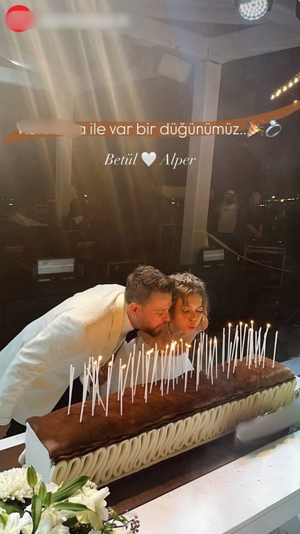 Betül Çakmak, dantel işlemeli gelinliğiyle dikkat çekerken, çiftin mutluluğu yüzlerinden okunurken gecede pasta detayı gündeme oturdu.
