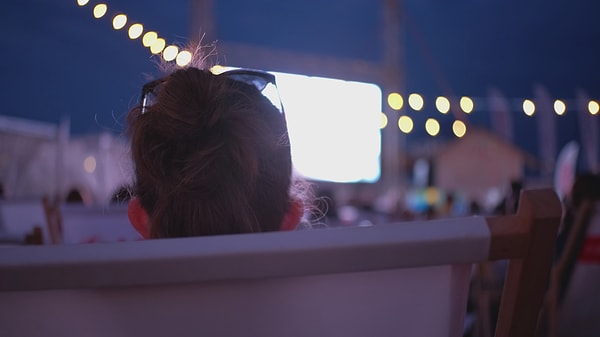 2. Açık hava sinemasında film seyret!