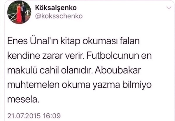 Enes'in Manchester City'ye giderken valizinde kitap gören Twitter kullanıcıları:
