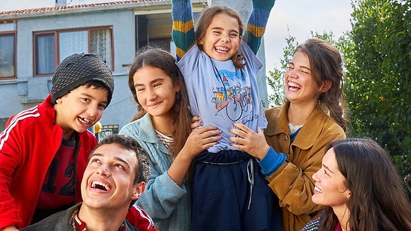 OGM Pictures’a ait dizi özellikle Devran ve Azize çiftinin aşkıyla adeta soluksuz takip edilmeye başlamıştı.