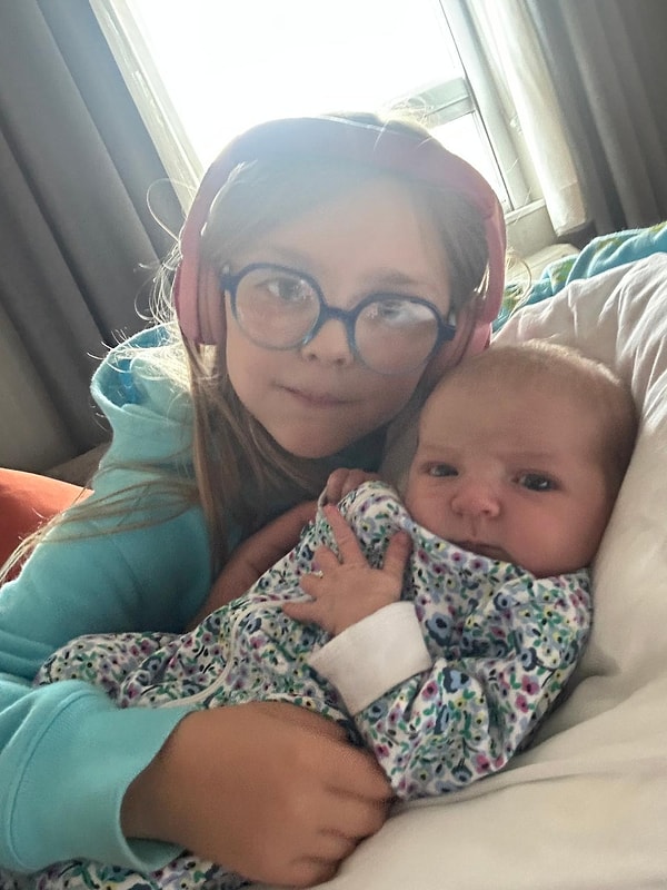 Doğumun ardından aile, 11 haftalık kızlarına Olivia adını verdi.