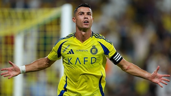 Ronaldo kariyerinde 40 yaşına rağmen rekorlar kırmaya devam ediyor.