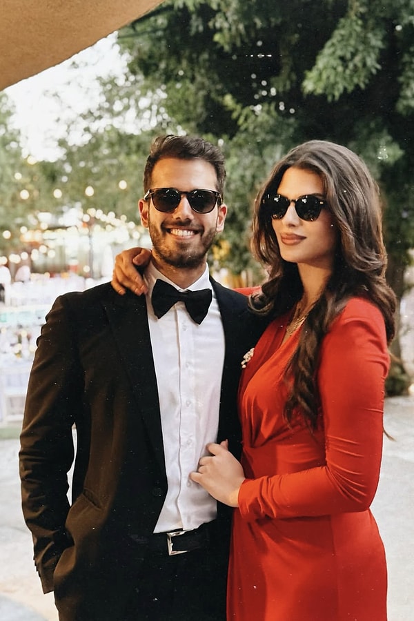 Geçtiğimiz günlerde Instagram hesabından, bir arkadaşının düğününde çekilen fotoğraflarını peş peşe paylaşmış, bu karelerin arasında sevgilisini de ilk kez göstermişti.