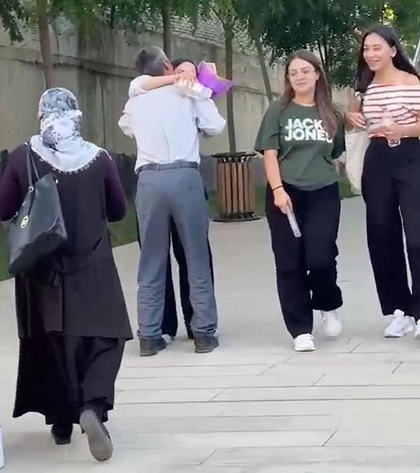 Milyonlarca gencin üniversiteye yerleşmek için girdiği YKS günü, Muş'ta bir babanın kızını sınav çıkışı çiçeklerle karşılaması gündem olmuştu.