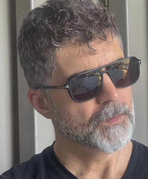 Geçtiğimiz saatlerde sosyal medya hesabından yeni bir fotoğrafını paylaşan Özcan Deniz, yeni karakteri için radikal bir imaj değişikliğine gittiğini gösterdi.
