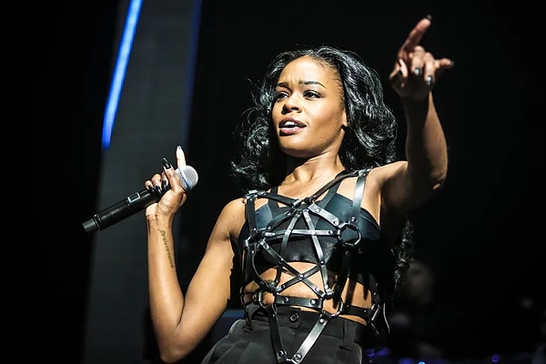 Hani bazı şarkılar vardır, bir dönem gençliğimizin fon müziği olur… İşte Azealia Banks’in dillere pelesenk olan “212” şarkısı tam da öyleydi!