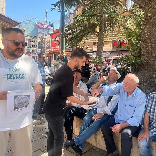 Birçok taraftarın sevinçle karşıladığı olaya bir taraftar da helva dağıtarak katıldı.