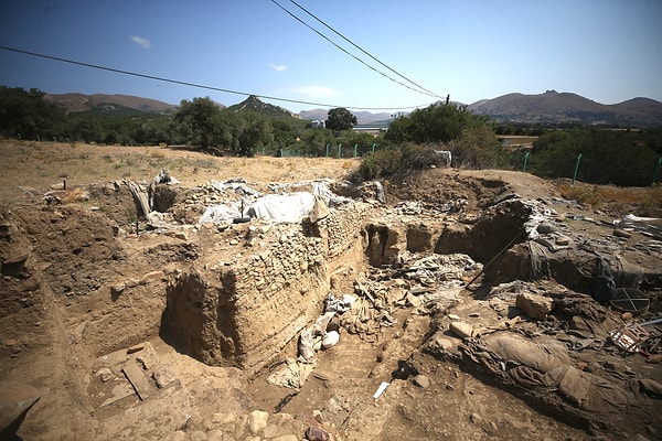 Gökçeada’da 8 bin 800 yıl öncesine ait 5 mimari yapı ortaya çıkarıldı.