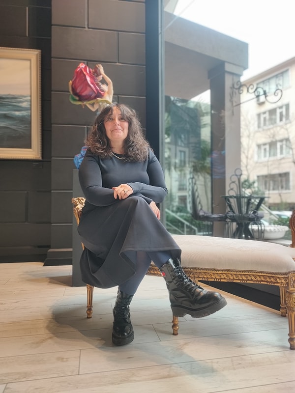 Türk resminin mistik ve felsefi sesi Pınar Tınç ile bir araya geldik. Sanatçının son sergisi “Yok Oluş, Var Oluş ve Rejenerasyon!” üzerinden yürüttüğü içsel ve evrensel yolculuğunu konuştuk. Tınç, resimlerini yalnızca estetik bir ifade olarak değil, insan ruhunun derin katmanlarını, doğanın döngülerini ve varoluşun felsefesini sorgulayan bir araç olarak konumlandırıyor. Bu röportajda, onun teknik tercihlerini, mistik bakış açısını ve evrensel felsefesini adım adım keşfettik.