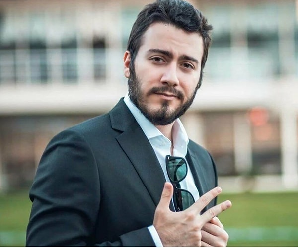 Son dönemde Enes Batur, yalnızca ilginç açıklamalarıyla değil, sosyal medyadaki hamleleriyle de gündemden düşmüyor.