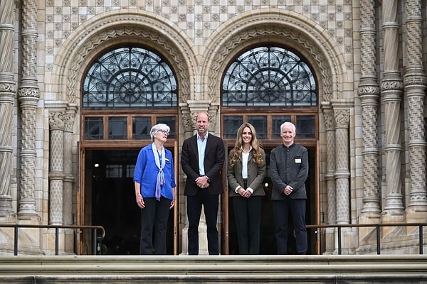 Prens William ve Prenses Kate’i neredeyse 7 haftadır hiçbir yerde göremiyorduk. Nihayet Londra’daki Natural History Museum’da yapılan etkinlikte ortaya çıktılar.