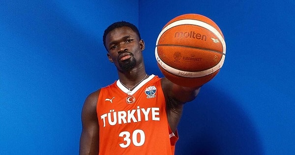 Aldığı sürenin hakkını veren isimlerden biri de Adem Bona...