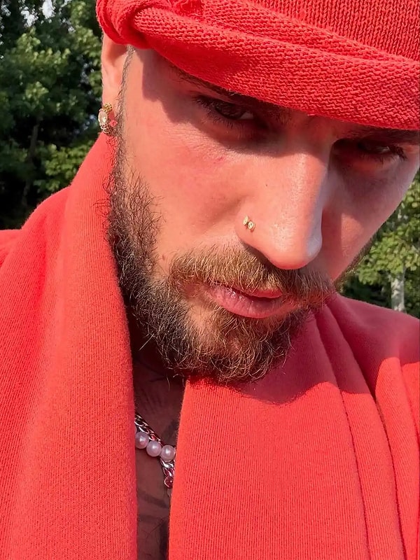 8 Eylül Pazartesi günü Justin Bieber oğluyla vakit geçirirken Instagram'ı da unutmadı ve takipçileriyle kırmızı kazaklı ve bereli fotoğraflarını paylaştı.