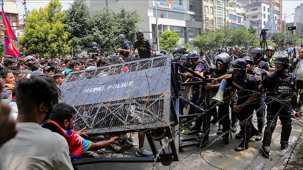 Nepal'de sosyal medyanın erişime kısıtlanmasının ardından gösteriler başladı.