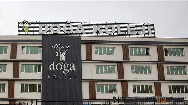 Doğa Koleji’nde işlerin karıştığı yıl; 2019.  Maaşlar ödenmedi, öğretmenler derse girmedi, okul kapılarında protestolar başladı.