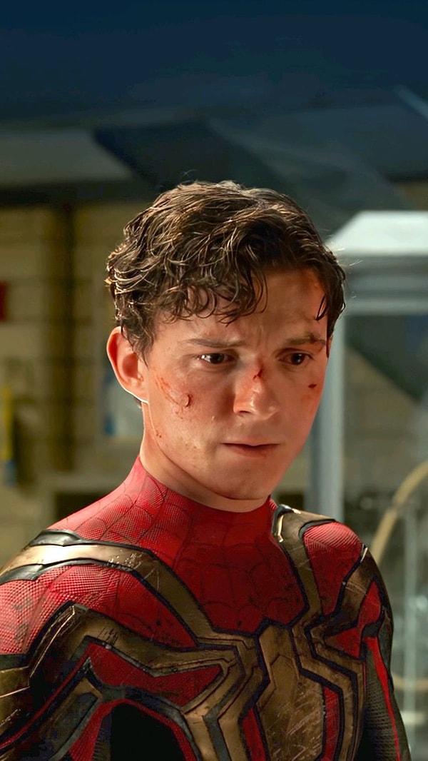Tom Holland kamera önünde aktif olduğu kadar kamera arkasında da ekibe destek sağlıyormuş.
