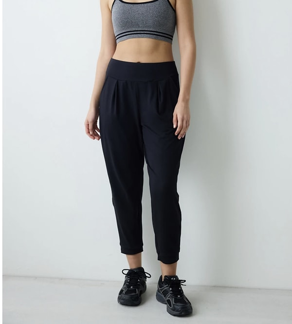 Rahatlığı ve şıklığı bir arada sunan Penti Siyah Yoga Pantolonu, spor yaparken de günlük kombinlerinizde de favoriniz olacak!