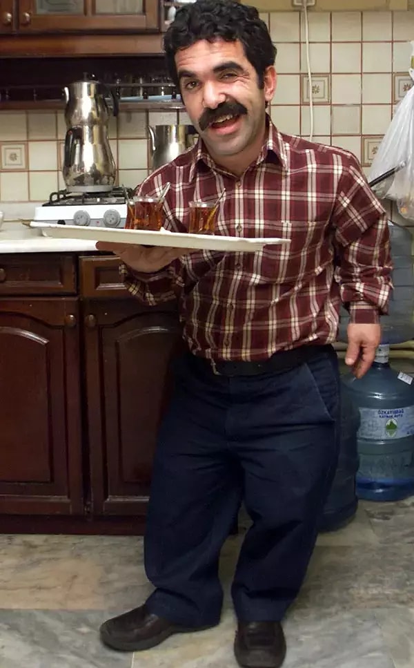 Alpaslan Özmol’u hepimiz “Çaylar!” repliğiyle tanıdık.