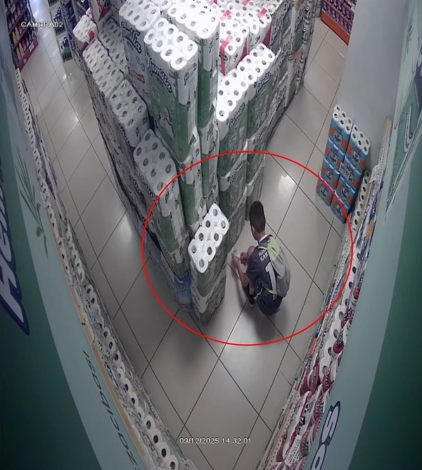 Daha önce otluk alan yaktığı ortaya çıkan 10 yaşındaki çocuk marketi de yakmaya çalıştı!