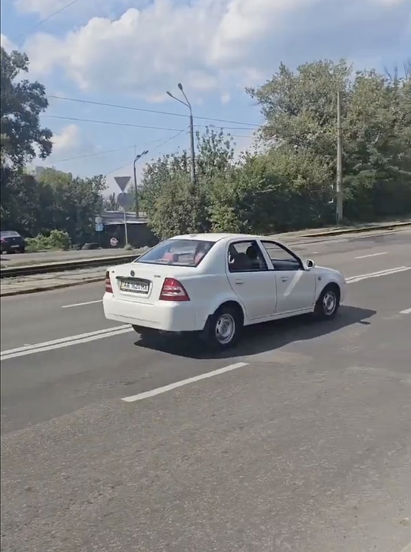 Askerler, sokaklarda sivil araçla dolaşıyor.