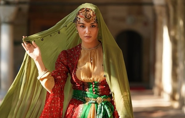 Erçel’in doğal makyajı ve kostümüyle öne çıkan karakteri seyircileri sabırsızlandırdı. 👇
