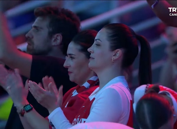 Türkiye'nin Almanya'ya karşı oynadığı final maçında ünlü oyuncu İrem Sak, tribünden sevgilisi Furkan Korkmaz'ı destekledi.