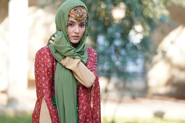 17 Ekim'de sinemaseverlerle buluşacak Mevlana: Mest-i Aşk filminden Hande Erçel'e ait ilk kareler yayınlandı.