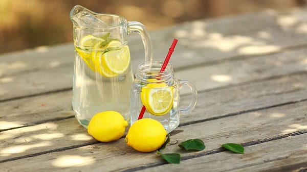 8. İçtiğin suyu tatlandırmayı seviyor musun? Mesela suyun içine birkaç limon dilimi koymak gibi.