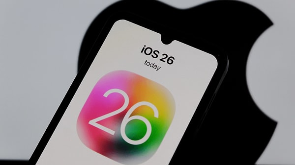 iOS 26 güncellemesinin pil ömrünü kısalttığı, şarjı hızlıca tükettiğine yönelik kullanıcı şikayetleri arttı.