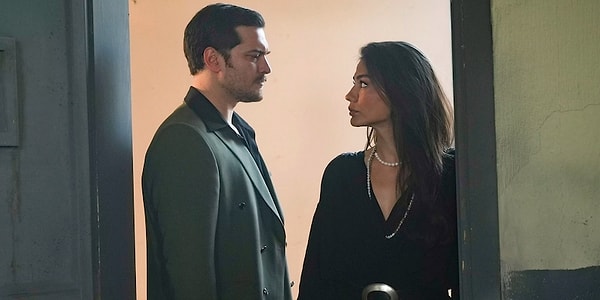 Dehşet Bey senaristi Murat Menteş, senaryonun izinsiz kullanıldığı gerekçesiyle Çağatay Ulusoy ve Demet Özdemir'in başrollerini paylaştığı Eşref Rüya'ya intihal davası açmıştı.