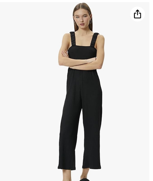 Koton’un sevilen kalın askılı, kare yaka bürümcük tulumu, rahatlığı ve şıklığı bir arada sunuyor.