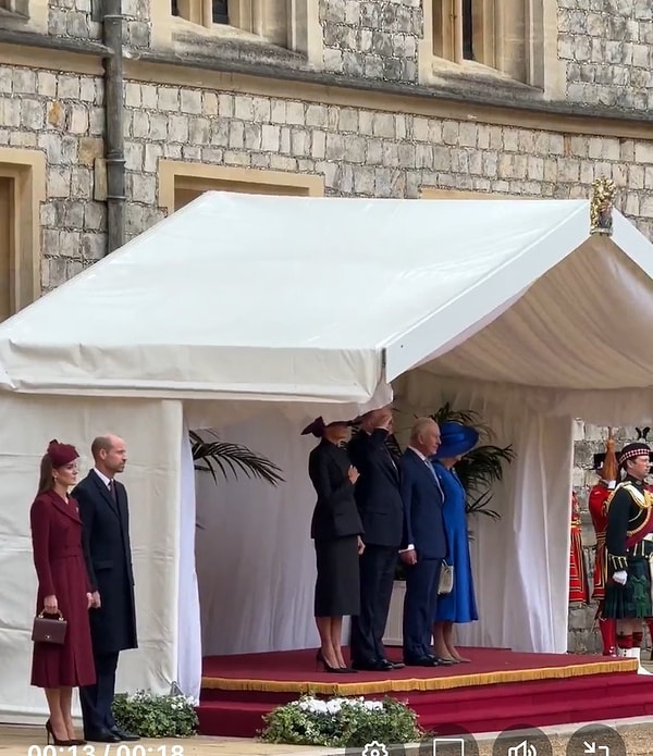 Ayrıca kameralara poz verilirken, Prens William ve Prenses Kate’in çadıra davet edilmemesi de gündemde tartışmalara yol açtı.