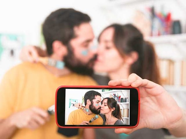 Dijital ayak izi kavgaları: Paylaşımlar bazen kıskançlık ve güvensizlik doğurabiliyor.