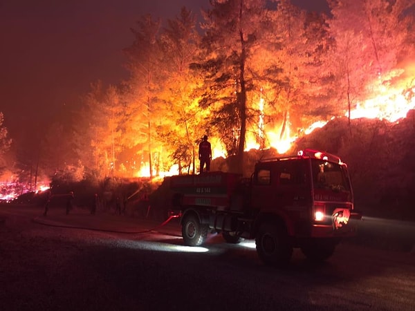 İlk yangın gece saat 22: 15 sıralarında Milas Akkovanlık ile Aydın’ın Çine ilçesine bağlı Soğukoluk köyü arasında kalan ormanlık alanda çıktı.